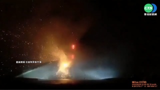 驚悚! 國3拖板車超車撞貨櫃車 側翻噴濺火花