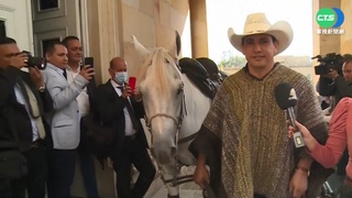 哥倫比亞議員出奇招 帶馬進國會為農民發聲