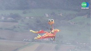 法國飛行傘嘉年華 參賽者大肆搞怪變裝