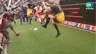 高空機艙內也能踢! 無重力足球賽獲金氏紀錄