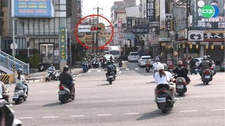 待轉號誌在後方 騎士產生"集體闖紅燈"錯覺