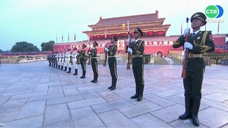 李家超賀"十一" 港紀律部隊中式步操護五星旗