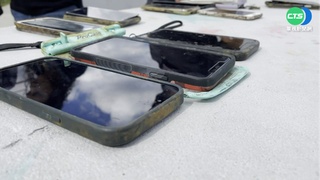 波士頓小哥約會下水找失物 撈到11支手機