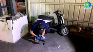 少女無照騎車還掉"槍" 警方細查:玩具槍
