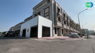 超狂違建!人行道路燈被拆 蓋整棟鐵皮屋