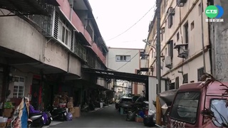 彰化巷弄"詭異空中步道" 鐵皮搭建緊鄰2屋