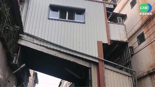 超狂違建! 彰化巷弄搭鐵皮蓋"空中步道"