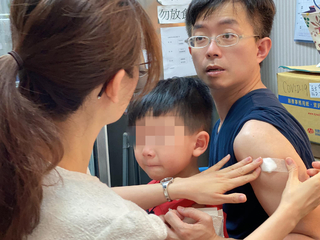 兒怕打流感疫苗哭花臉 醫師爸直呼「我才想哭！」笑翻網