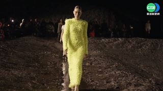 泥濘中無畏前行! 名牌創意時尚秀吸睛