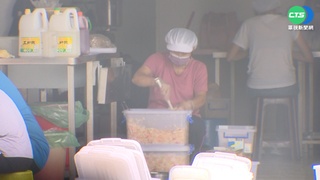 泡菜放地上分裝 臭豆腐名店遭爆"無罩"上工