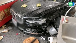 疑閃車釀禍! 19歲男駕駛百萬轎車撞進店家