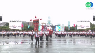 台南3陣頭聯合展武藝 百歲教練劈腿送祝福