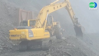 台8線落石坍方 員警工人管制護百車通行