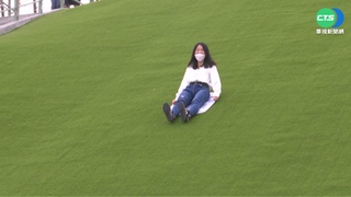 女童公園滑草遭撞翻 家長:一句道歉都沒說