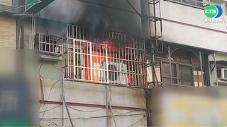 高雄透天厝竄火舌 1家3口受困5樓獲救
