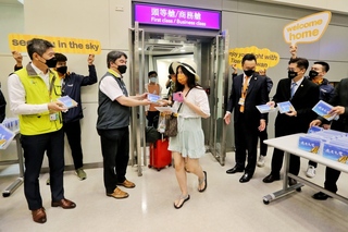 解封後首批旅客00:10抵台！王必勝凌晨熱情接機 送紀念禮