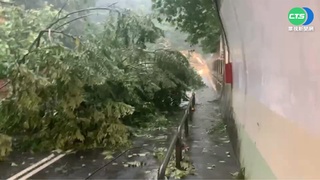 內湖康樂隧道土石崩落! 雙向道路無法通行