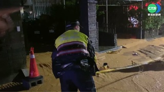 泥水淹進基隆暖暖民宅 住戶緊急移走愛車