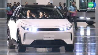 鴻海科技日好心情 郭台銘駕電動車出場