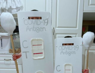 孩扮「快篩2條線+巨型棉棒」 創意萬聖裝網大讚