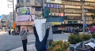 楊植斗拜票意外摔倒「撞頭部」 羅智強掛心：一起加油集氣