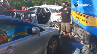 國三新竹寶山交流道 10車追撞3人受傷