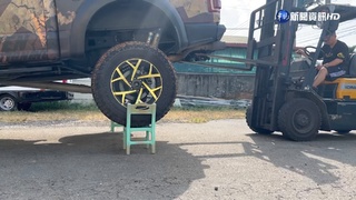 驚!3000kg皮卡浮空中? 竟靠4張塑膠椅頂起