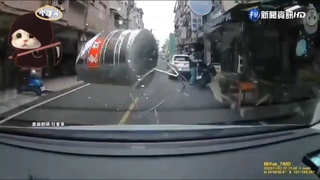 桃園鐵皮水塔"從天而降" 車輛路過遭砸!