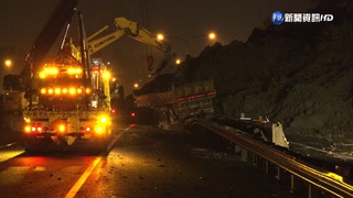 國1汐止邊坡又坍滑! 路燈倒塌.聯結車險遭埋