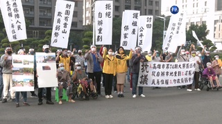 抗議自辦重劃不公 大寮區居民淚眼下跪