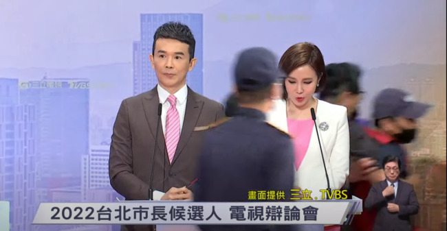 未受邀台北市長辯論會 蘇煥智支持者闖入會場抗議遭架離 | 華視新聞