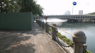 婦人掉愛河急呼救 警拋救生圈架梯救援成功