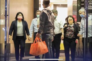 陳時中摟人妻照曝光  王定宇PO照反擊徐巧芯：別扭曲解釋