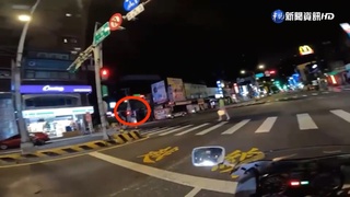 女闖紅燈遭撞飛後再被後車輾過 送醫不治!