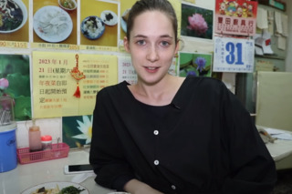 因CNN報導慕名來台 美國正妹被素食餐廳老闆娘暖哭了