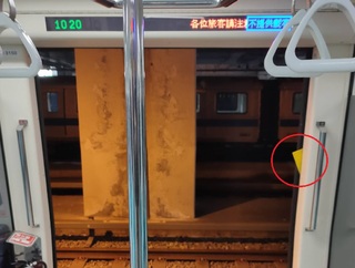 小心飾品被吃！北捷「車門卡異物」比例創近年新高