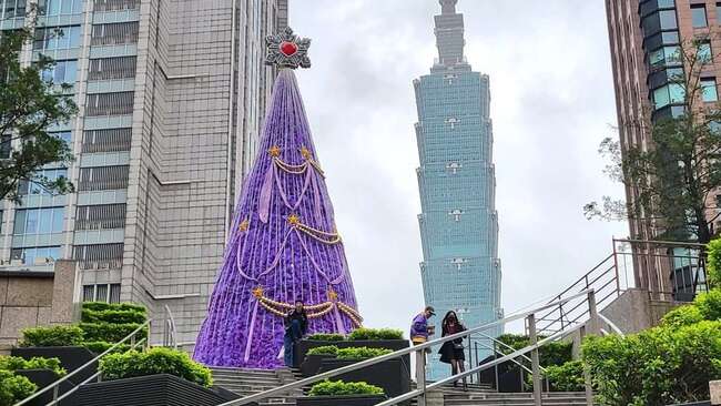 老外嫌紫色聖誕樹太醜！統一時代百貨回應了 | 華視新聞