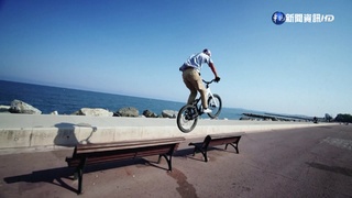 運動好手挑戰極限 特技單車飛越蔚藍海岸