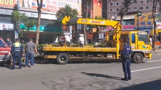 桃園雙載機車遭汽車撞飛 父女傷重不治身亡