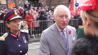 已故女王銅像揭幕 查爾斯三世險遭蛋洗