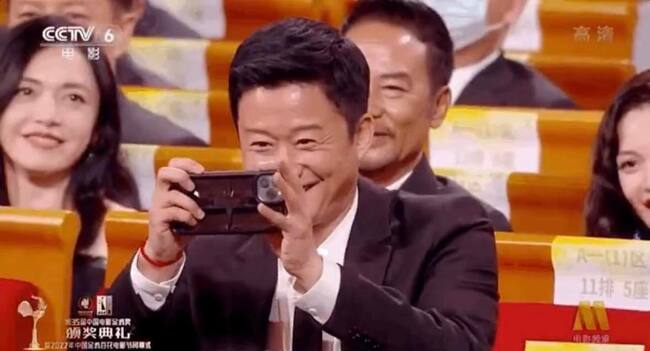 吳京代言中國手機 金雞獎拿「iPhone」拍照惹議 | 華視新聞