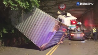 貨櫃車衝下國1邊坡壓轎車 2駕駛受傷送醫