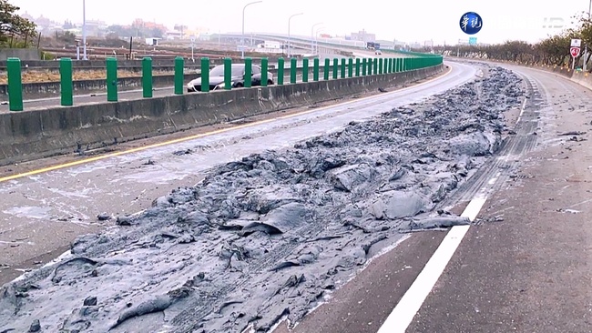 砂石車掉泥漿狂洩200米 西濱慘變爛泥路 | 華視新聞