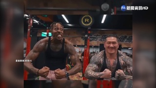 魔獸旋風!逛夜市"吃1物崩潰" 合體館長秀巨肌