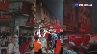 不滿防疫上街抗議! 廣州民眾成群衝破柵欄