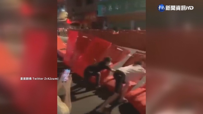 受不了持續封控! 廣州居民拆圍籬.推倒警車 | 華視新聞