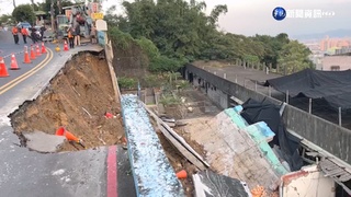驚悚一瞬間! 樹林區道路坍方.擋土牆倒塌
