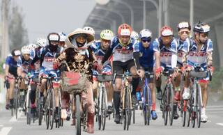 厲害了阿嬤！「一日雙塔」見斗笠嬤領騎  網笑翻加註解