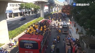 中信兄弟二連霸遊行 黃衫軍夾道盛情歡呼
