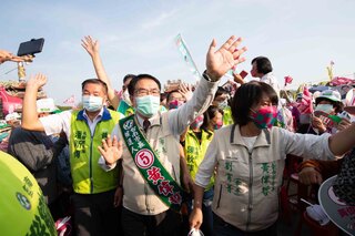 黃偉哲造勢大會3萬人響應 謝龍介明晚舉辦千元募款餐會